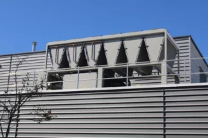 Daikin-chiller geïnstalleerd door Technigroup op het platte dak van laboruimtes, werkt op basis van R1234ze