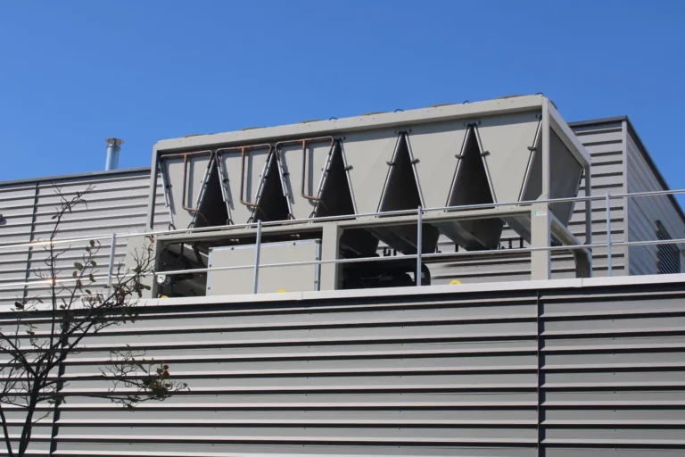 Daikin-chiller geïnstalleerd door Technigroup op het platte dak van laboruimtes, werkt op basis van R1234ze